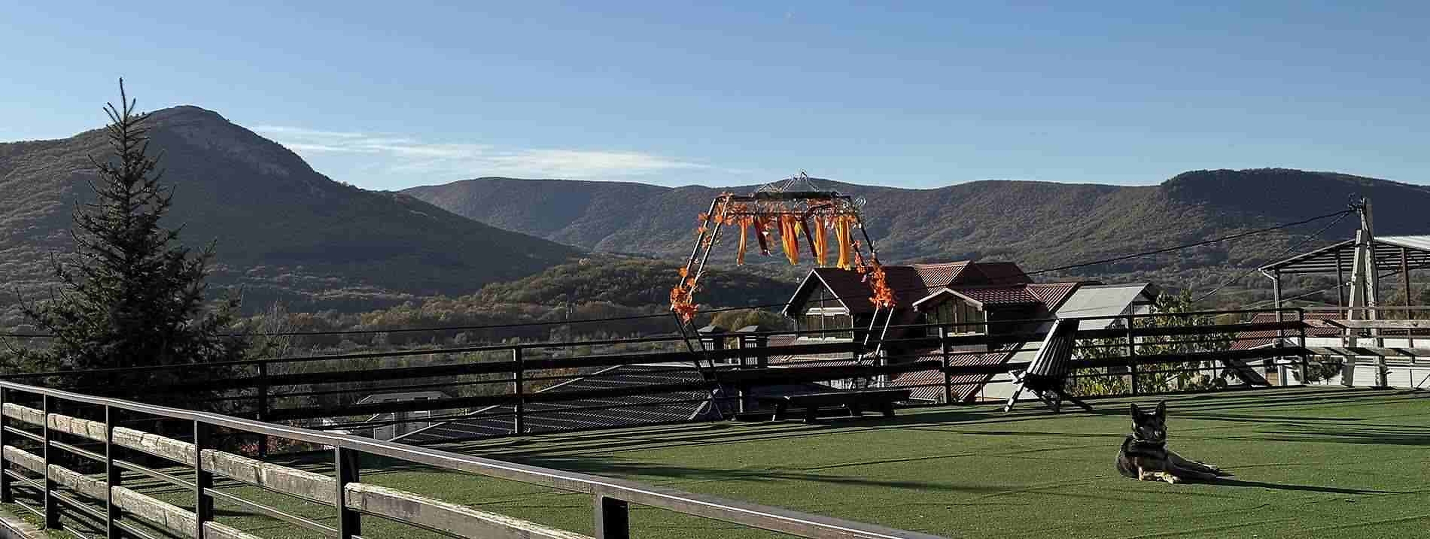 Территория усадьбы Белый остров с бассейном и зоной отдыха